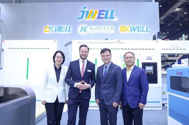 Konsul Jenderal Cina di Düsseldorf & Düsseldorf Pameran GM didatangan JWELL Booth